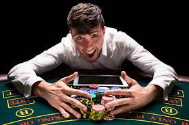 Antarmuka Fortune Mouse menampilkan gulungan, simbol, dan tombol kontrol taruhan